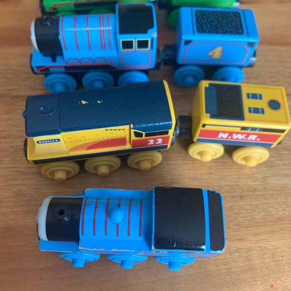 Set of 8 wooden Thomas the Tank Engine trains - Picture 7 of 9